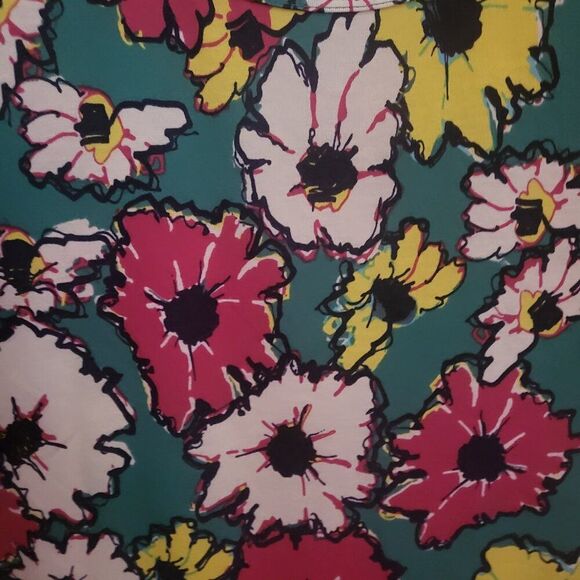 LuLaRoe Multi-colored Flowers Green Background Gigi T-Shirt - Picture 4 of 6